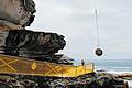 Meer spült 350-Kilogramm-Kunstwerk weg       -  Mitte Oktober ist die Skulptur Angelika Summas am Strand von Sydney aufgestellt worden. Nur einige Wochen später hat eine riesige Welle die 350 Kilogramm schwere Stahlkugel weggespült &ndash; zum Glück nicht weit. Etwa 50 Meter entfernt wurde die Stahlkugel wieder angespült und konnte mit einem Kran geborgen werden.  Beim weltweit berühmten Bildhauer-Event &bdquo;Sculpture by the Sea&ldquo; waren rund 100 Werke internationaler Künstler auf einem Skulpturenweg entlang des Meeres ausgestellt. Die Würzburgerin Summa gehört zu den zwei deutschen Bildhauern, die heuer in Australien dabei gewesen sind.  Ihre gebürstete Stahlkugel &bdquo;Alien &ndash; Selbstbewusstsein ist ein Virus aus dem All&ldquo; wurde durch die Megawelle so stark beschädigt, dass Summa sie aus der Ausstellung genommen hat und vorzeitig auf die Rückreise schickte. Mehrere Kunstwerke erlitten ein ähnliches Schicksal. Drei Arbeiten wurden sogar ganz zerstört. Werke von Angelika Summa wurden außerdem im Ausstellungspavillon und in einer Galerie in Sydney präsentiert. Foto: HEINZ&ndash;DIETER WEISSBACH