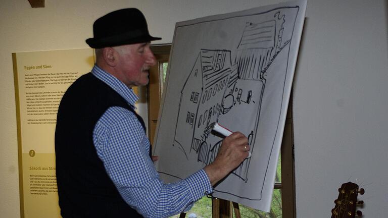 In Kindheitsträumen schwelgte der Grafiker und Musiker Konrad Albert beim Skizzieren des elterlichen Hofs in Poppenroth. Winfried Ehling       -  In Kindheitsträumen schwelgte der Grafiker und Musiker Konrad Albert beim Skizzieren des elterlichen Hofs in Poppenroth. Winfried Ehling