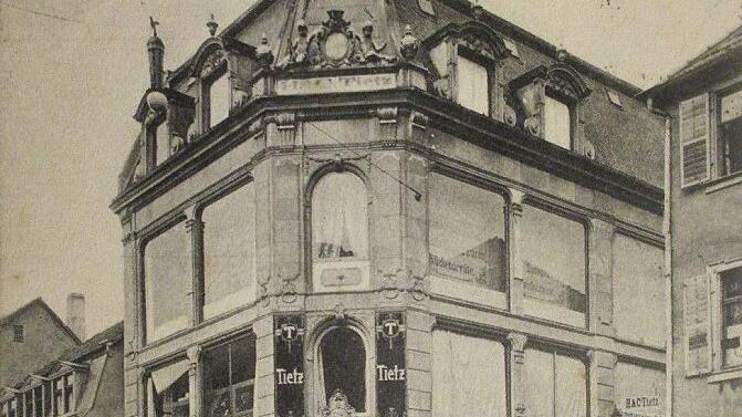 Das Kaufhaus Tietz in Schweinfurt, hier im Jahr 1907, wurde ebenfalls von Juden geführt. Das Kaufhaus Tietz in Schweinfurt, hier im Jahr 1907, wurde ebenfalls von Juden geführt.