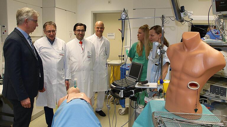 Der FDP-Bundestagsabgeordnete Professor Dr. Andrew Ullmann (links) besichtigte das Thoraxzentrum auf dem Michelsberg. Neben ihm Chefarzt Dr. Rainer Haußmann (Anästhesie), Chefarzt Dr. Bora Kosan (Thoraxchirurgie), der Leitende Oberarzt Dr. Klaus Matzler (Pneumologie) und zwei Krankenschwestern. Foto: Dieter Britz - Der FDP-Bundestagsabgeordnete Professor Dr. Andrew Ullmann (links) besichtigte das Thoraxzentrum auf dem Michelsberg. Neben ihm Chefarzt Dr. Rainer Haußmann (Anästhesie), Chefarzt Dr. Bora Kosan (Thoraxchirurgie), der Leitende Oberarzt Dr. Klaus Matzler (Pneumologie) und zwei Krankenschwestern. Foto: Dieter Britz Der FDP-Bundestagsabgeordnete Professor Dr. Andrew Ullmann (links) besichtigte das Thoraxzentrum auf dem Michelsberg. Neben ihm Chefarzt Dr. Rainer Haußmann (Anästhesie), Chefarzt Dr. Bora Kosan (Thoraxchirurgie), der Leitende Oberarzt Dr. Klaus Matzler (Pneumologie) und zwei Krankenschwestern. Foto: Dieter Britz - Der FDP-Bundestagsabgeordnete Professor Dr. Andrew Ullmann (links) besichtigte das Thoraxzentrum auf dem Michelsberg. Neben ihm Chefarzt Dr. Rainer Haußmann (Anästhesie), Chefarzt Dr. Bora Kosan (Thoraxchirurgie), der Leitende Oberarzt Dr. Klaus Matzler (Pneumologie) und zwei Krankenschwestern. Foto: Dieter Britz