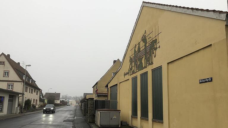 Die Nikolaus-Fey-Straße in Gerolzhofen erinnert an den fränkischen Schriftsteller, dessen Rolle in der Nazi-Zeit nun erforscht wurde. Die Nikolaus-Fey-Straße in Gerolzhofen erinnert an den fränkischen Schriftsteller, dessen Rolle in der Nazi-Zeit nun erforscht wurde.