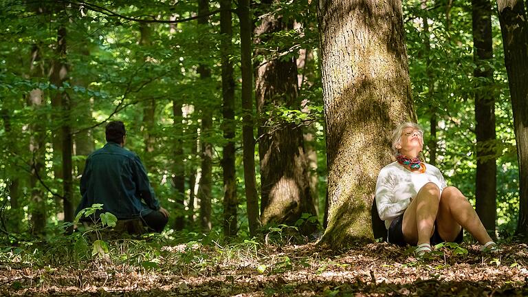 Die Sinne öffnen: Auch das gehört zum Waldbaden. Die Sinne öffnen: Auch das gehört zum Waldbaden. 