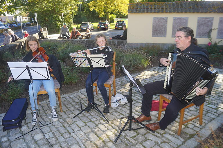 Einen würdigen musikalischen Rahmen lieferten (von links) Ida Ernwein (Geige), Agathe Kestler (Querflöte) und Gerd Semle (Akkordeon, alle Gymnasium Wiesentheid). Einen würdigen musikalischen Rahmen lieferten (von links) Ida Ernwein (Geige), Agathe Kestler (Querflöte) und Gerd Semle (Akkordeon, alle Gymnasium Wiesentheid).