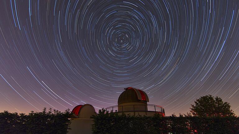 Die Astronomische Vereinigung Weikersheim betreibt eine Sternwarte auf dem Karlsberg. Für die Bad Mergentheimer 'Lichterwelten' stellen die Mitglieder mobile Teleskope auf dem Marktplatz auf. Die Astronomische Vereinigung Weikersheim betreibt eine Sternwarte auf dem Karlsberg. Für die Bad Mergentheimer 'Lichterwelten' stellen die Mitglieder mobile Teleskope auf dem Marktplatz auf.