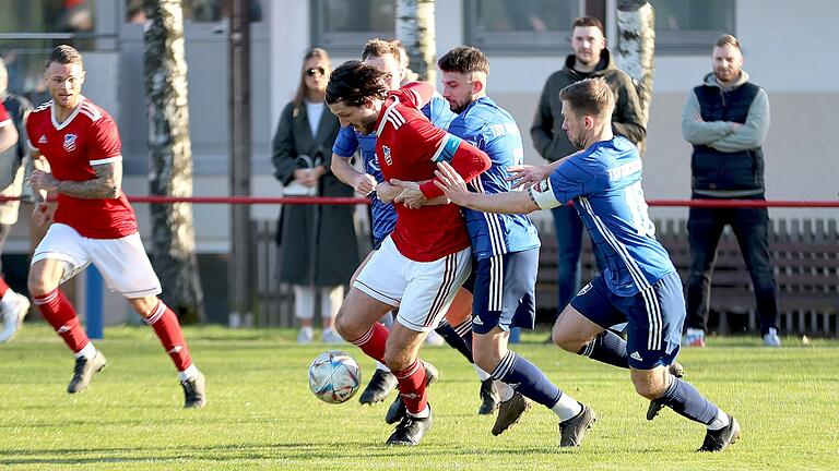 Ein Derby mit viel Kampf und Leidenschaft: Die Gochsheimer Tino Kummer, Christian Wüst und Michael Herrmann (von rechts) nehmen den Dampfacher Kapitän Stefan Greb in die Zange. Ein Derby mit viel Kampf und Leidenschaft: Die Gochsheimer Tino Kummer, Christian Wüst und Michael Herrmann (von rechts) nehmen den Dampfacher Kapitän Stefan Greb in die Zange.