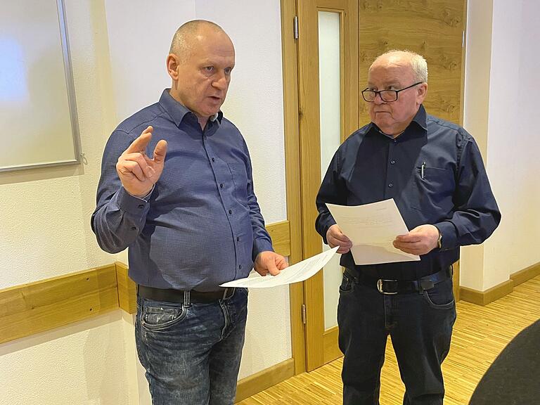 Als neuer Gemeinderast wurde Norbert Reinwand (links) von Bürgermeister Karl-Heinz Kandler vereidigt. Als neuer Gemeinderast wurde Norbert Reinwand (links) von Bürgermeister Karl-Heinz Kandler vereidigt.
