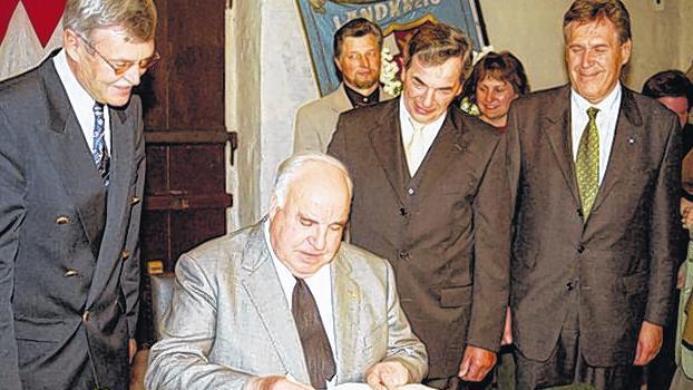 Gefragte Unterschrift: Helmut Kohl 2002 in Gerolzhofen.