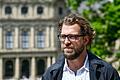 Im Hintergrund die Fenster des Kaisersaals: Julian Prégardien beim Spaziergang durch den Hofgarten der Würzburger Residenz.