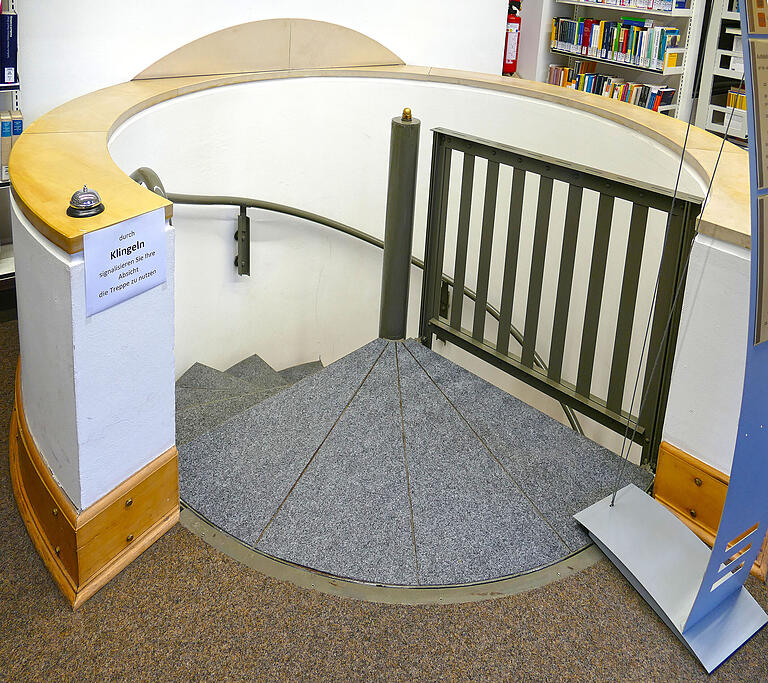 Corona-Einbahnstraße: Mit einer Klingel signalisieren Studierende das Betreten der Treppe in der
Bibliothek. Corona-Einbahnstraße: Mit einer Klingel signalisieren Studierende das Betreten der Treppe in der
Bibliothek.