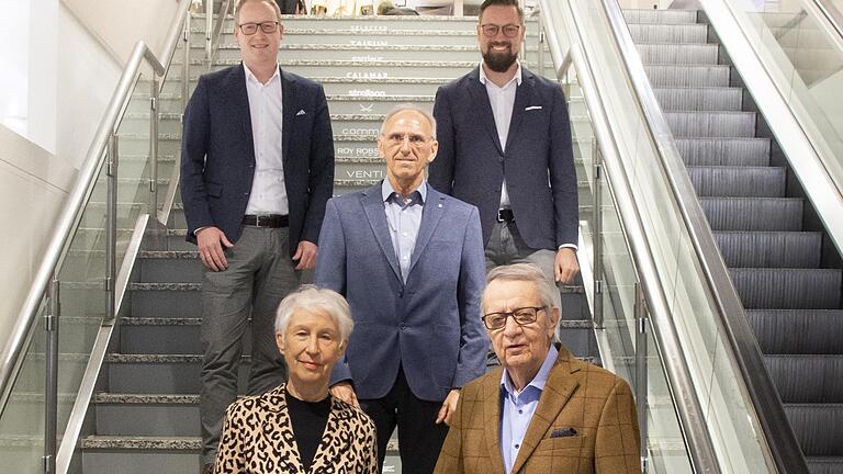 Eine Stiftung als Lösung für die Unternehmensnachfolge - das ist das Modell im traditionsreichen Kaufhaus Pecht in Bad Neustadt. Im Bild (vorne) die Inhaber Heidi und Franz Pecht, Stiftungsvorstand Horst Dömling und die Geschäftsführer Björn Tischer (hinten links) und Bernd Titius. Foto: Pecht GmbH       -  Eine Stiftung als Lösung für die Unternehmensnachfolge - das ist das Modell im traditionsreichen Kaufhaus Pecht in Bad Neustadt. Im Bild (vorne) die Inhaber Heidi und Franz Pecht, Stiftungsvorstand Horst Dömling und die Geschäftsführer Björn Tischer (hinten links) und Bernd Titius. Foto: Pecht GmbH