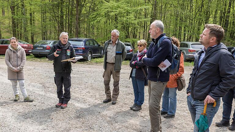 Bei einem Waldspaziergang in Gräfendorf nahmen (von links) Landrätin Sabine Sitter, Ludwig Angerer (AELF), Wolfgang Grimm (AELF), Walter Herberth (Juliusspital) und Matthias Wallrapp (Forstbetriebsleiter Juliusspital) teil. Bei einem Waldspaziergang in Gräfendorf nahmen (von links) Landrätin Sabine Sitter, Ludwig Angerer (AELF), Wolfgang Grimm (AELF), Walter Herberth (Juliusspital) und Matthias Wallrapp (Forstbetriebsleiter Juliusspital) teil.