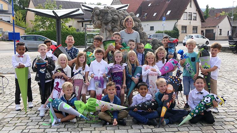 In der Klasse 1d der Grundschule Sand begann für 23 Kinder ein neuer Lebensabschnitt. Unterrichtet werden die sieben Mädchen und 16 Jungen von Klassenlehrerin Renate Bätz. In der Klasse 1d der Grundschule Sand begann für 23 Kinder ein neuer Lebensabschnitt. Unterrichtet werden die sieben Mädchen und 16 Jungen von Klassenlehrerin Renate Bätz.