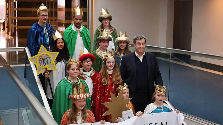 Sternsinger aus dem Bistum Würzburg haben Ministerpräsident Markus Söder den Segen in die Bayerische Staatskanzlei gebracht. Darunter waren auch Sternsinger aus Volkach.