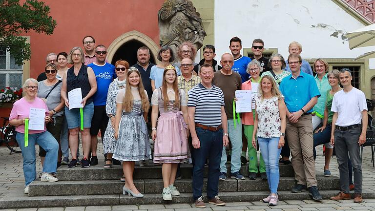 Die Ochsenfurter Stadtradler wurden begrüßt von Zuckerfee Magdalena Gebhardt (vorne von links), Weinprinzessin Ronja Grünewald, Bürgermeister Peter Juks und Tourismus-Chefin Arlena Ridler.