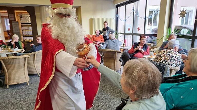 Der Nikolaus beschenkte Jung und Alt. Der Nikolaus beschenkte Jung und Alt.
