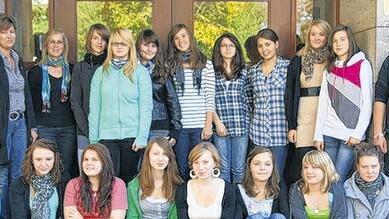 „Schüler betreuen Senioren“: 16 Schülerinnen und ein Schüler der Ignaz-Reder-Realschule in Mellrichstadt nehmen an dem Projekt unter Leitung von Irmgard Seifert (hinten, Zweite von links) teil. Ulrike Feder von der Sozialstation St. Kilian (hinten links) informierte über die Aufgaben in einer Pflegeeinrichtung. „Schüler betreuen Senioren“: 16 Schülerinnen und ein Schüler der Ignaz-Reder-Realschule in Mellrichstadt nehmen an dem Projekt unter Leitung von Irmgard Seifert (hinten, Zweite von links) teil. Ulrike Feder von der Sozialstation St. Kilian (hinten links) informierte über die Aufgaben in einer Pflegeeinrichtung.
