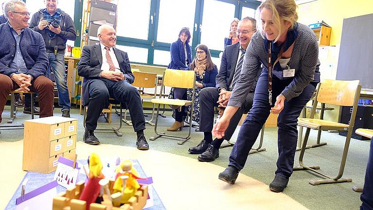 So macht Schule Spaß: Anja Truppner (Vordergrund) von der Schulleitung der Montessori-Schule Sandberg erklärte dem Schulausschuss des Kreistages das pädagogische Konzept der Montessori-Pädagogik.