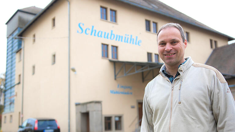 Nach dem Zweiten Weltkrieg gab es in Bayern 4500 Mühlen, geblieben sind etwa 120. Zwei davon stehen im Landkreis Kitzingen. In Volkach steht die Schaubmühle von Müllermeister Ludwig Lippert. Landwirte aus einem Umkreis von 30 Kilometern liefern ihr Korn  beim ihm ab. Genauso groß ist Lipperts Lieferkreis an regionale Bäckereien.  Ludwig Lippert vor seiner Schaubmühle in Volkach.