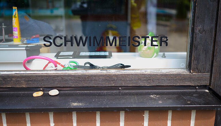 Vielerorts werden händeringend Bademeister gesucht, viele Freibäder können wegen Personalmangels nicht öffnen - zumindest nicht zu den üblichen langen Zeiten (Symbolbild). Vielerorts werden händeringend Bademeister gesucht, viele Freibäder können wegen Personalmangels nicht öffnen - zumindest nicht zu den üblichen langen Zeiten (Symbolbild).