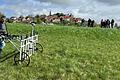 Hier geht es nicht um Landwirtschaft, sondern um Geophysik: Geowissenschaftler Dr. Markus Tarasconi schiebt in Altenstein sein Magnetometer vor sich her.&nbsp;