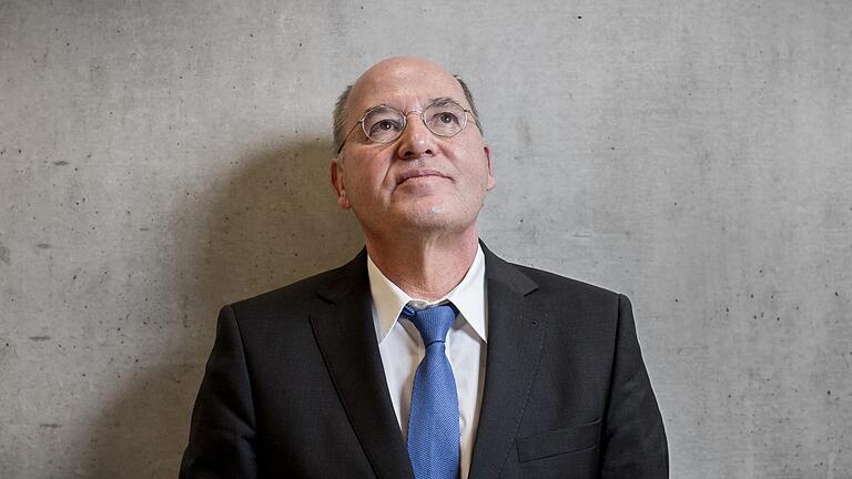 So nachdenklich wie bei seinem Rückzug von der Linken-Fraktionsspitze im Bundestag 2015 zeigt sich Gregor Gysi auch im Interview. So nachdenklich wie bei seinem Rückzug von der Linken-Fraktionsspitze im Bundestag 2015 zeigt sich Gregor Gysi auch im Interview.