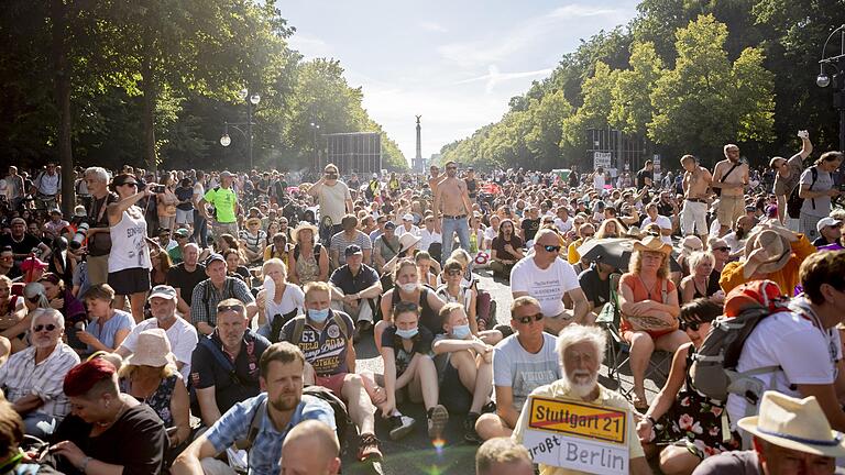 Auf der Demo 'Das Ende der Pandemie' in Berlin demonstrierten am Wochenende zahlreiche Teilnehmer gegen die Corona-Beschränkungen. Viele trugen dabei keine Maske und weigerten sich, Abstand zu halten. Auf der Demo 'Das Ende der Pandemie' in Berlin demonstrierten am Wochenende zahlreiche Teilnehmer gegen die Corona-Beschränkungen. Viele trugen dabei keine Maske und weigerten sich, Abstand zu halten.