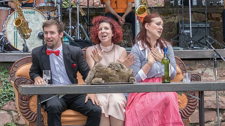 Bei der Eröffnungsfeier der Gemündener Scherenburgfestspiele gab es erste Szenen zu sehen, hier aus der 'Fledermaus' mit (von links) Benjamin Purner, Isabell Lang und Judith Biemüller.