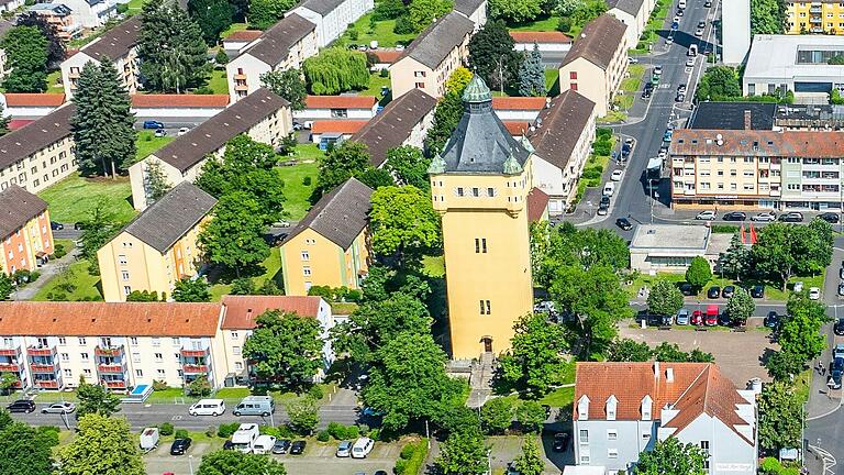 Der Wasserturm in Schweinfurt am Bergl, aus der Vogelperspektive. Der Wasserturm in Schweinfurt am Bergl, aus der Vogelperspektive.