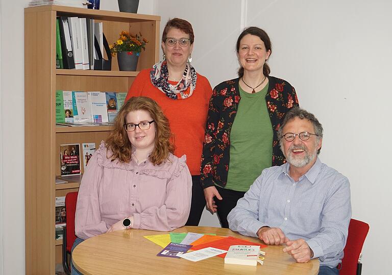 Das Team der Schuldner- und Insolvenzberatung der Diakonie Bad Neustadt (hinten von links): Verwaltungsmitarbeiterin Tatjana Caspari sowie die Berater Sybilla Schmitt-Peter und (vorne von links): Sandra Stamatakis und Lothar Schulz. Das Team der Schuldner- und Insolvenzberatung der Diakonie Bad Neustadt (hinten von links): Verwaltungsmitarbeiterin Tatjana Caspari sowie die Berater Sybilla Schmitt-Peter und (vorne von links): Sandra Stamatakis und Lothar Schulz.