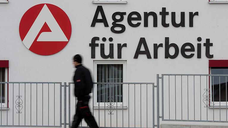 Wenn Monat für Monat die Arbeitslosenzahlen präsentiert werden, bleibt eine Gruppe von Menschen oft unbeachtet: die sogenannten Unterbeschäftigten. Das wirft die Frage auf, inwiefern sie ein Potenzial im Kampf gegen den Fachkräftemangel sein könnten. Wenn Monat für Monat die Arbeitslosenzahlen präsentiert werden, bleibt eine Gruppe von Menschen oft unbeachtet: die sogenannten Unterbeschäftigten. Das wirft die Frage auf, inwiefern sie ein Potenzial im Kampf gegen den Fachkräftemangel sein könnten.