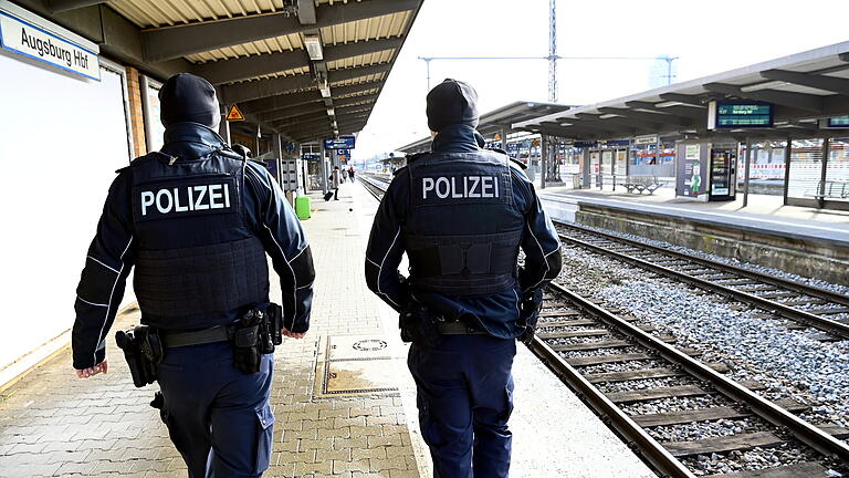 Kriminalität - In Bahnhofsbereichen in Augsburg ist in den meisten Fällen die Bundespolizei für die Ermittlungen zuständig. Am Hauptbahnhof ist die Zahl der Straftaten stabil. Kriminalität - In Bahnhofsbereichen in Augsburg ist in den meisten Fällen die Bundespolizei für die Ermittlungen zuständig. Am Hauptbahnhof ist die Zahl der Straftaten stabil.
