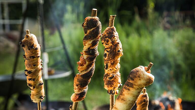 Verschiedene Stockbrot-Variationen       -  Ran ans Stockbrot-Büfett: An den Haselnussknüppeln warten süße und herzhafte Brote auf den ersten Biss.