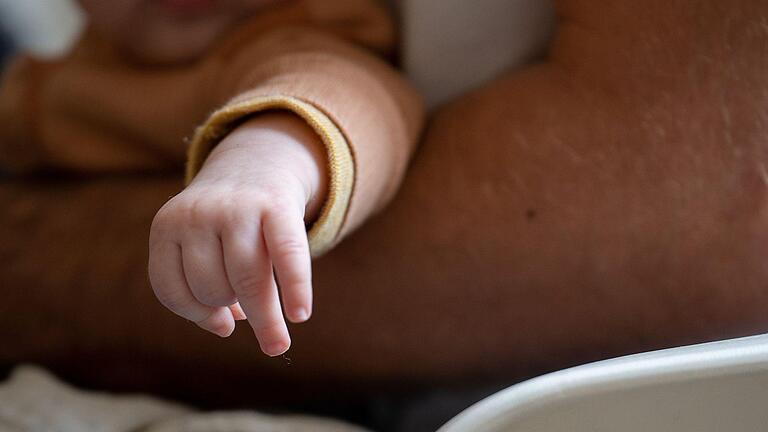 Familie.jpeg       -  Ist der Nachwuchs da, heißt es für viele Eltern erst einmal: Elterngeld beantragen. Doch wer zahlt die Leistung überhaupt aus?