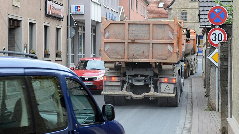 8000 Fahrzeuge schlängeln sich täglich durch Rimpar. Die Marktgemeinde will eine Ortsumgehung. An den Kosten beteiligt sich auch der Landkreis. Aber bleibt es bei den drei Millionen Euro?