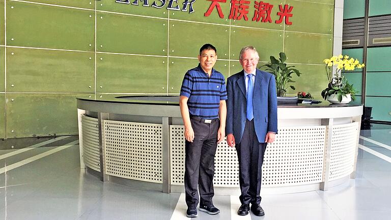 Beim Besuch des internationalen Großunternehmens Han’s Laser Technology Industry Group in Shenzhen: leitender Vizepräsident und technischer Direktor Professor Dr. Qitao Lue (links) und Professor Dr. Walter Kullmann.