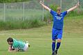 Freut sich über sein 1:0 gegen den FV Dingolshausen/SV Rügshofen: Tino Pabst&nbsp; vom FV Sulzheim legte später noch einen zweiten Treffer nach. Links der Gästespieler Christopher Süß.