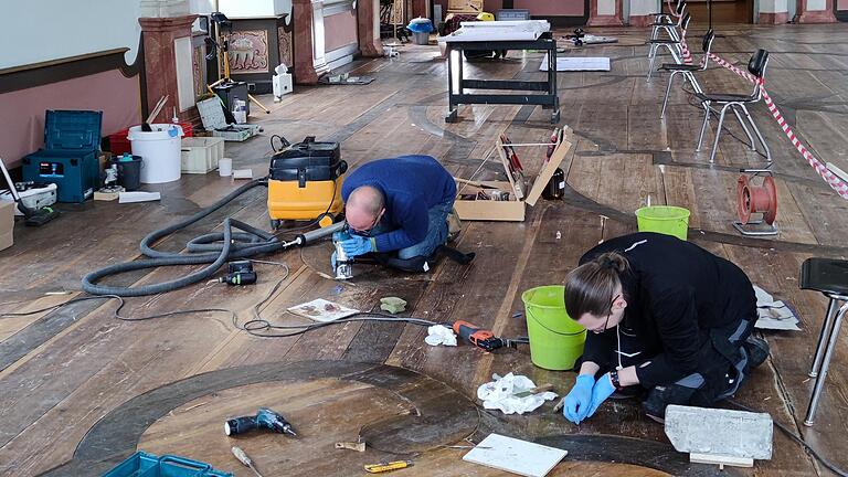 Das Restaurierungsatelier Uttenrodt erneuert seit einigen Monaten den barocken Holzboden im Josephsaal des Klosters Bronnbach. In mühevoller Kleinarbeit werden Schäden und Ausbrüche behoben.