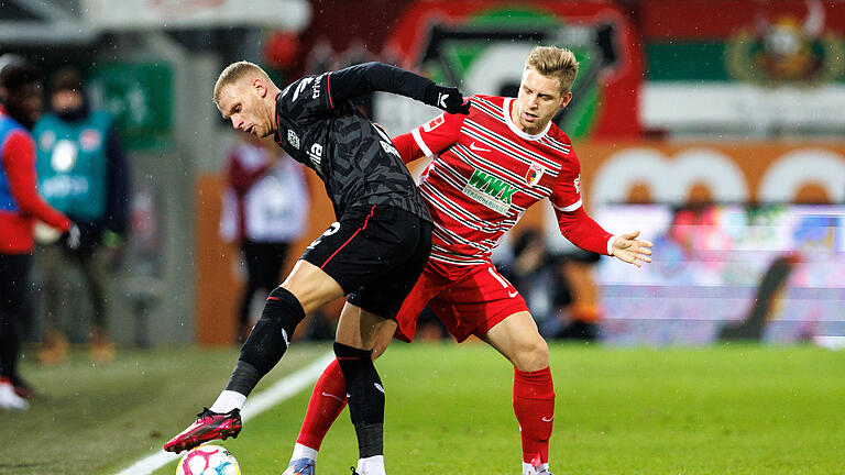 FC Augsburg - Bayer Leverkusen       -  Arne Maier (rechts, hier gegen Leverkusens Mitchel Bakker) hat sich auf seiner neuen Position gut eingefunden.