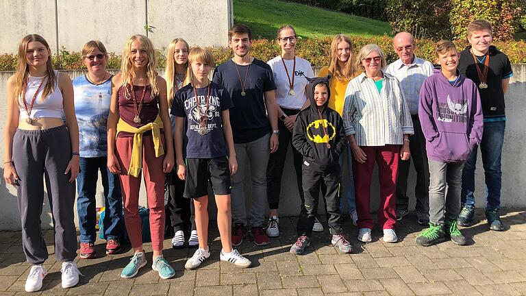 Schwimmer und Schwimmerinnen der DJK Würzburg mit Trainerin Monika und Abteilungsleitung Bernd und Ursula Reble.