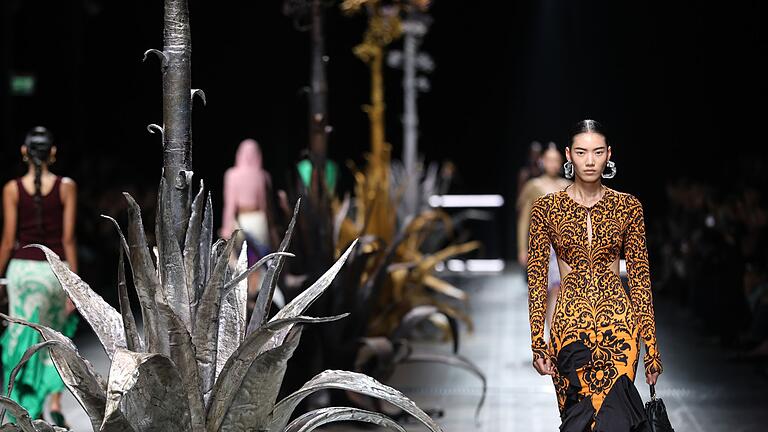 Fashion Week in Mailand - Etro       -  Florale Motive sind bei Etro eines der prägenden Elemente der Kollektion.