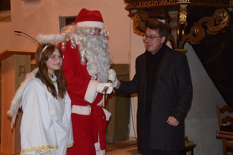 Bürgermeister Wolfgang Lampe übergab den großen Schlüssel für das Weihnachtsmannpostamt an den Weihnachtsmann, der zusammen mit dem Christkind die Stadt besuchte.