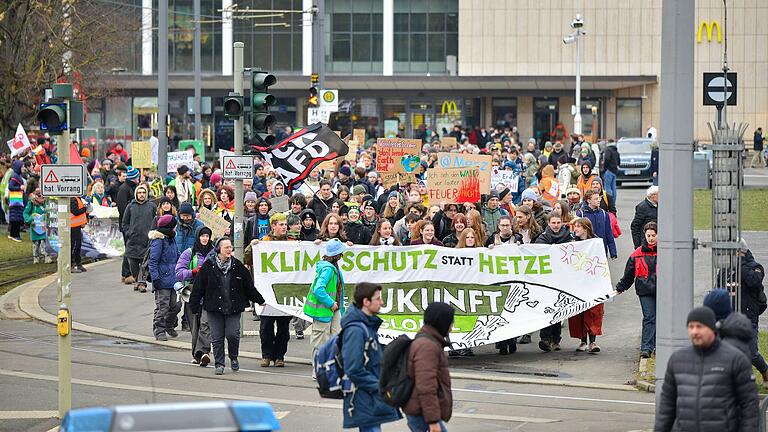 Mehr als tausend Menschen haben sich am Würzburger Beitrag zum globalen Klimastreik von „Fridays For Future“ (FFF) beteiligt. Mehr als tausend Menschen haben sich am Würzburger Beitrag zum globalen Klimastreik von „Fridays For Future“ (FFF) beteiligt.