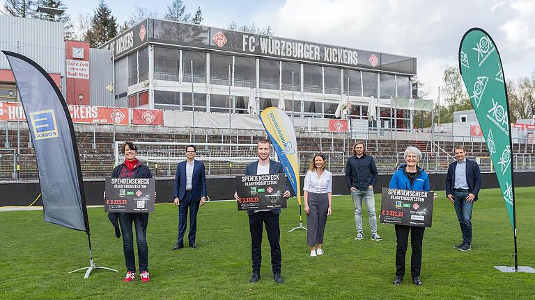 Auf dem Foto von links: Ute Kremen (Leiterin des Würzburger Kindertafel e.V.), Constantin Dony (EDEKA-Geschäftsbereichsleiter für Marketing und Unternehmensentwicklung), Tobias Büttner ('Nerven aus Stahl'), Jasmin Colga (AOK Bayern), Daniel Sauer (Vorstandsvorsitzender der FC Würzburger Kickers AG),&nbsp;Rosalie Keller (Leiterin der Regionalgruppe Unterfranken des Mukoviszidose e.V.), Stefan Schwab (EDEKA-Bereichsleitung Marketing).