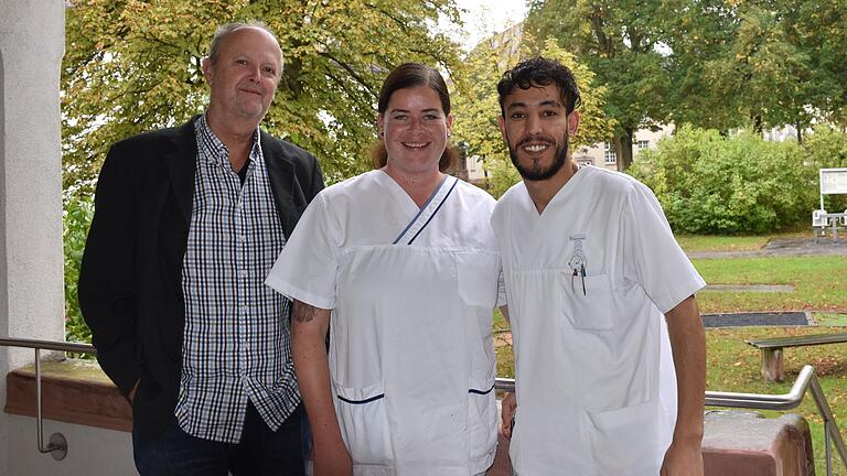 Beispiel für gelungene Integration: Ismail El Maataoui (rechts) aus Marokko hat seine Pflegeausbildung bestanden – auch dank der Unterstützung von Heimleiter Werner Hartmann (links) und Praxisanleiterin Franziska Hauer.&nbsp;