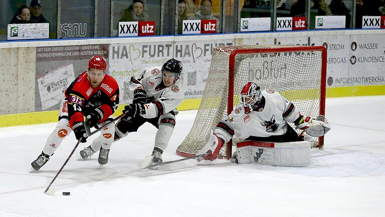 Die beiden Treffer von Jakub Sramek (links, im Spiel gegen den EV Dingolfing) kamen zu spät. Mit 2:3 verloren die Hawks die Auswärtspartie beim EV Fürstenfeldbruck. Es war aber erst die zweite Niederlage im 15. Saisonspiel.