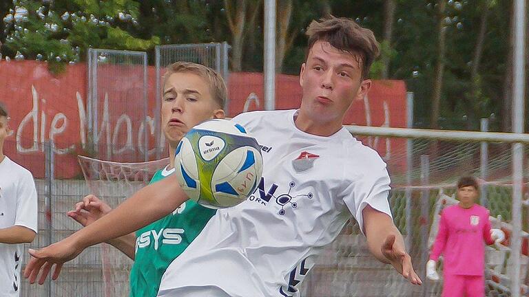 Keinen Sieger gab es im Spiel der U19-Landesliga Nord zwischen dem TSV Aubstadt (vorne rechts Ben Erhard) und dem TSV Großbardorf (links Toni Först).