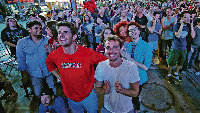 Applaus am Times Square: Zu Tausenden beobachteten die New Yorker die Ankunft von Curiosity auf dem Mars.