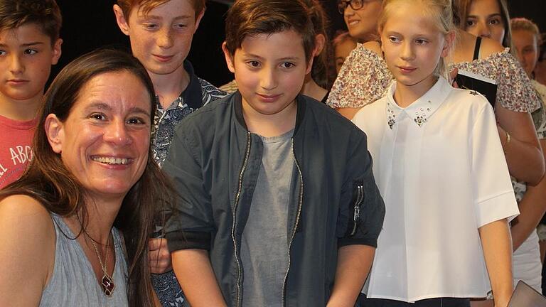 Hamburger Jugendbuchautorin las am Grünewald-Gymnasium - Die Möglichkeit eine deutsche Kinder- und Jugendbuchautorin kennenzulernen, hatten jüngst die Schüler der 6. Klassen des Matthias-Grünewald-Gymnasiums in Würzburg. Die Hamburger Autorin Isabel Abedi las ihnen aus ihrem Jugendroman Imago vor, in dem sie ein Stück ihrer Kindheit ohne Vater verarbeitet hat. Und sie erzählte aus ihrem Leben als Autorin. Dabei erfuhren die Schüler, dass Abedi beruflich öfter in Würzburg ist. Die Idee zu ihrem Jugendroman Isola kam ihr sogar bei einem Besuch der Würzburg Residenz, sagte sie und ergänzte: Zum Schreiben müsse man immer bereit sein. Fehle ihr ein Stück Papier, mache sie sich auch schon einmal auf Bierdeckel oder Servietten Notizen. Alles sammelt sie dann in großen Ordnern. Die Autorin schmückte ihren Vortrag laut Pressemitteilung aus der Schule mit Fotos aus, die sie an unterschiedlichen Orten zeigen oder eine Vorstellung davon vermitteln, was es braucht, ein Buch zu schreiben. gmv/Foto: Schule Hamburger Jugendbuchautorin las am Grünewald-Gymnasium - Die Möglichkeit eine deutsche Kinder- und Jugendbuchautorin kennenzulernen, hatten jüngst die Schüler der 6. Klassen des Matthias-Grünewald-Gymnasiums in Würzburg. Die Hamburger Autorin Isabel Abedi las ihnen aus ihrem Jugendroman Imago vor, in dem sie ein Stück ihrer Kindheit ohne Vater verarbeitet hat. Und sie erzählte aus ihrem Leben als Autorin. Dabei erfuhren die Schüler, dass Abedi beruflich öfter in Würzburg ist. Die Idee zu ihrem Jugendroman Isola kam ihr sogar bei einem Besuch der Würzburg Residenz, sagte sie und ergänzte: Zum Schreiben müsse man immer bereit sein. Fehle ihr ein Stück Papier, mache sie sich auch schon einmal auf Bierdeckel oder Servietten Notizen. Alles sammelt sie dann in großen Ordnern. Die Autorin schmückte ihren Vortrag laut Pressemitteilung aus der Schule mit Fotos aus, die sie an unterschiedlichen Orten zeigen oder eine Vorstellung davon vermitteln, was es braucht, ein Buch zu schreiben. gmv/Foto: Schule