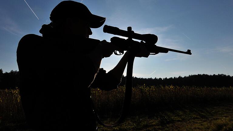 Archivbild: Eine Jägerin steht mit ihrem Gewehr in einem Waldstück in Niedersachsen.&nbsp;