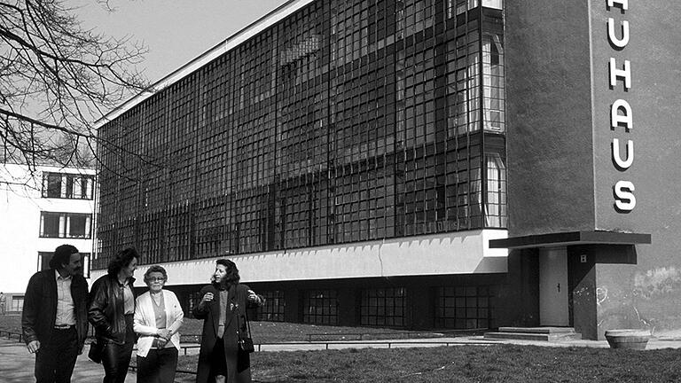 Das Bauhaus beeinflusste Architekten und Designer auf der ganzen Welt. Hier zu sehen die Bauhaus-Hochschule in Dessau in Sachsen-Anhalt im Jahr 1990.